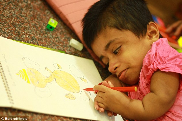 Girija Srinivas bên bức tranh của mình