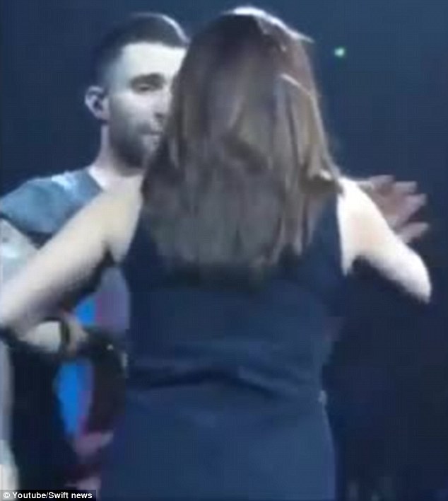 Adam Levine khốn khổ v&igrave; fan nữ cuồng nhiệt