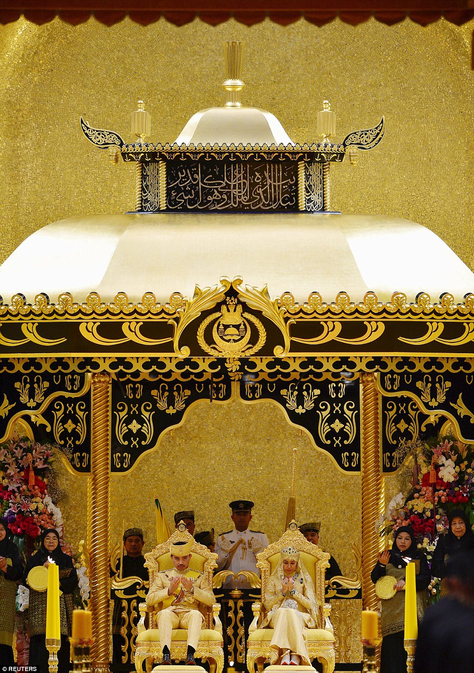 Ho&agrave;ng tử Abdul Malik, 31 tuổi, đ&atilde; c&ugrave;ng c&ocirc; Dayangku Raabiatul Adawiyyah Pengiran Haji Bolkiah, 22 tuổi thực hiện nghi thức. Ảnh: Reuters