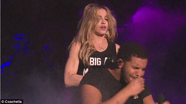 Madonna đứng phía sau nên không biết