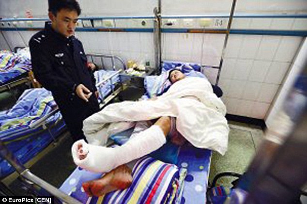 V&agrave; nạn nh&acirc;n nhập viện