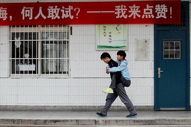Xie Xu miệt m&agrave;i chăm s&oacute;c, c&otilde;ng bạn l&agrave; Zhang Chi đến lớp