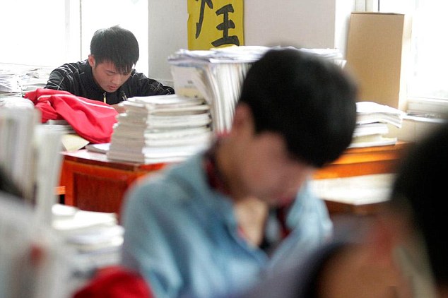Cả hai rất chăm chỉ v&agrave; đều học giỏi trong lớp