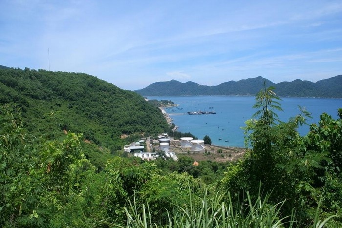 Vịnh Vũng R&ocirc; được nh&igrave;n từ đ&egrave;o Cả 