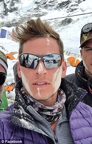 H&igrave;nh ảnh anh Fredinburg chụp tr&ecirc;n n&uacute;i Everest. Ảnh: Facebook
