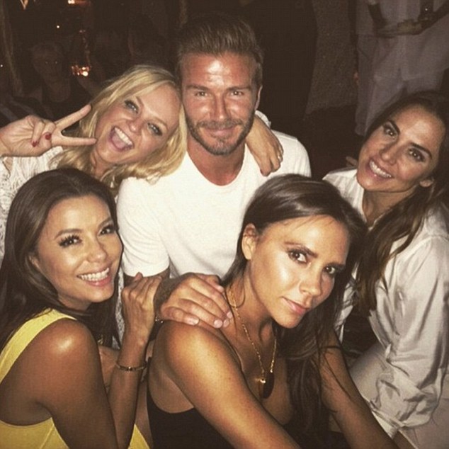 Vợ chồng David Beckham bên bạn bè