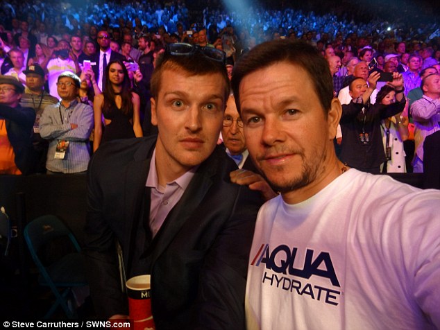 Steve Carruthers v&agrave; Mark Wahlberg