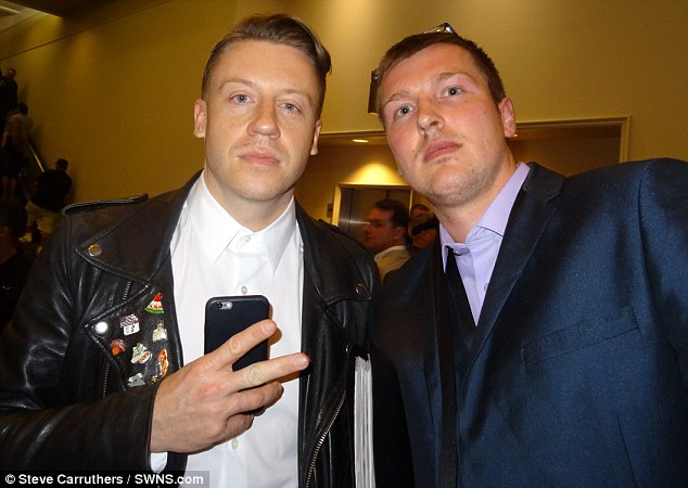 C&ugrave;ng ca sĩ Macklemore