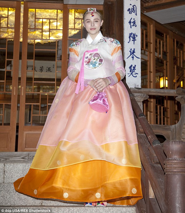 Chloe Moretz trong trang phục Hanbok