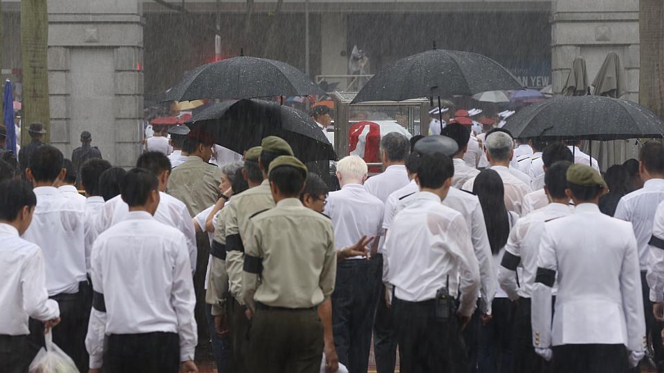 ...kh&ocirc;ng ngăn được người d&acirc;n tiễn đưa &ocirc;ng L&yacute;. Ảnh: Straits Times