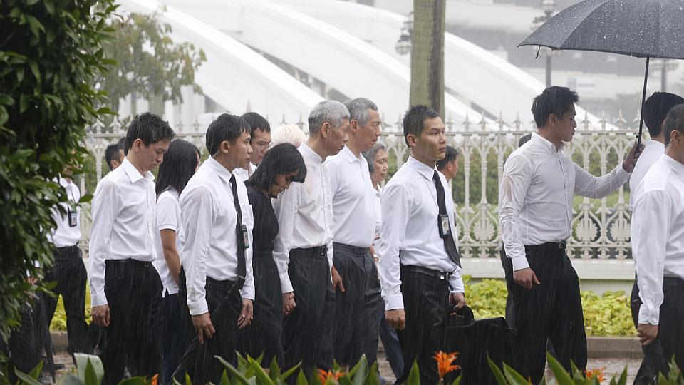 Thủ tướng L&yacute; Hiển Long v&agrave; người th&acirc;n theo sau linh cữu cha. Ảnh: Straits Times