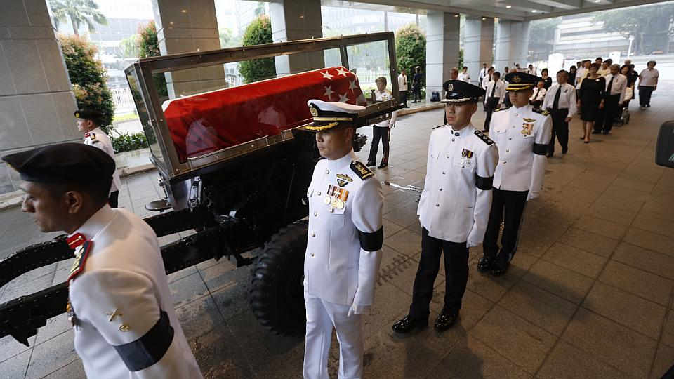 Linh cữu &ocirc;ng L&yacute; Quang Diệu rời khỏi T&ograve;a nh&agrave; Quốc hội. Ảnh: Straits Times