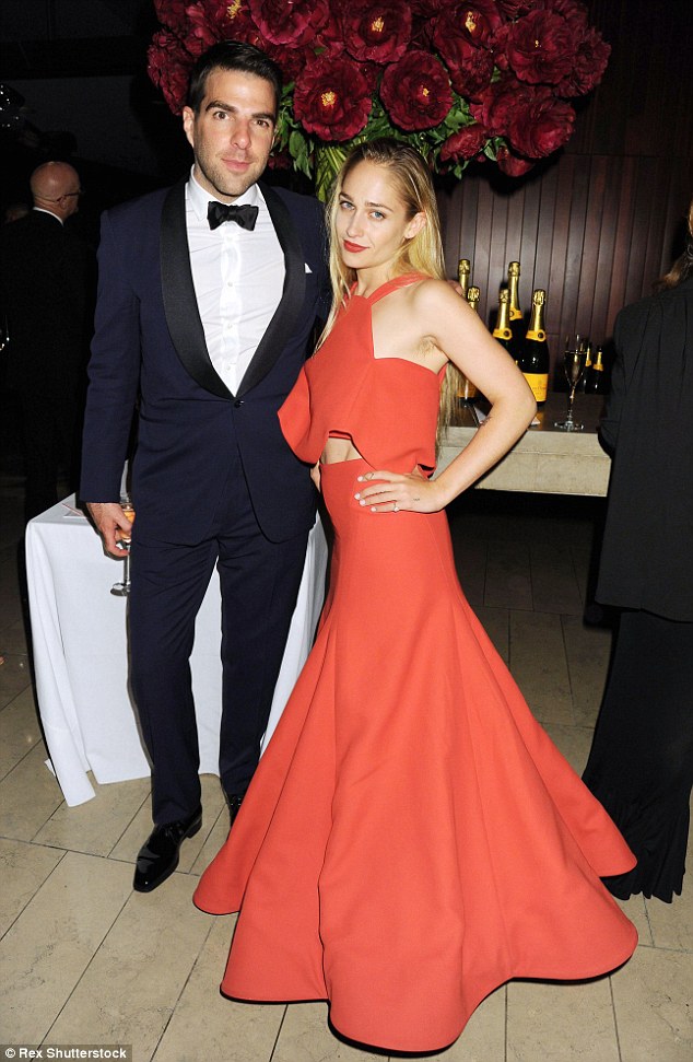 Jemima Kirke chẳng ngoại khoe v&ugrave;ng c&aacute;nh khi dự sự kiện
