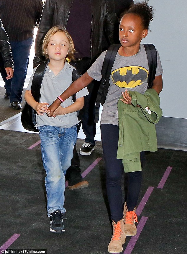 Zahara dắt tay Knox