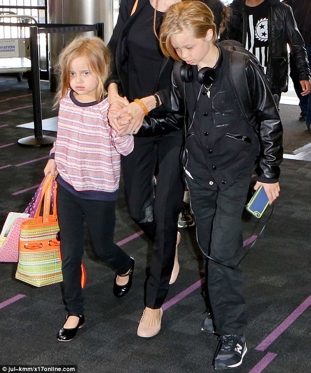 Angelina lo cho Shiloh v&agrave; b&eacute; Vivienne