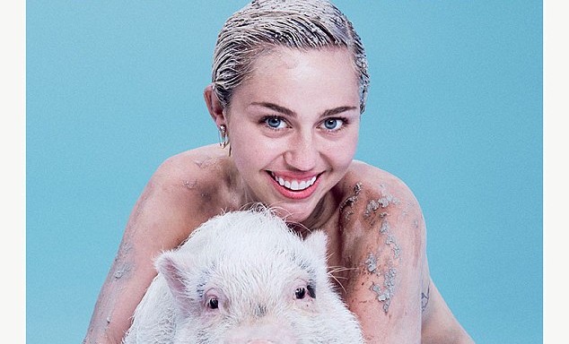 Miley Cyrus khỏa th&acirc;n &ocirc;m lợn cưng