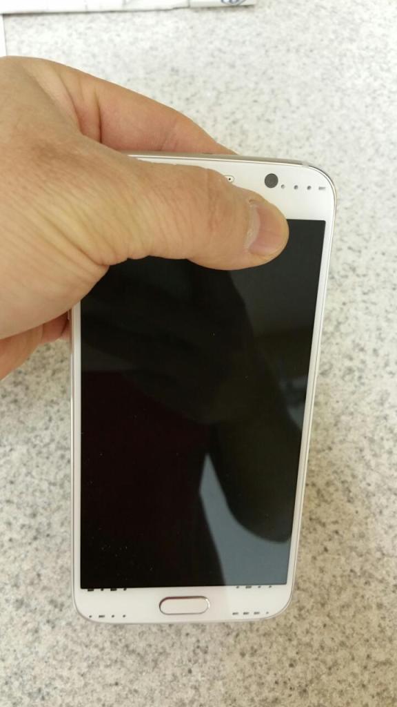 M&aacute;y c&oacute; n&uacute;t Home quen thuộc với c&aacute;c mẫu điện thoại của Samsung.