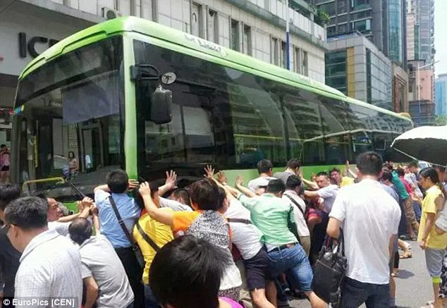 Hơn 100 người hợp sức cứu b&agrave; cụ. Ảnh: CEN