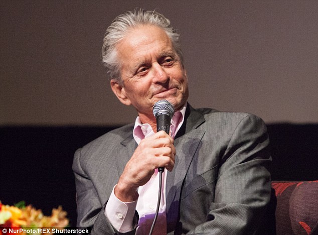 Michael Douglas được vợ Catherine Zeta-Jones v&agrave; hai con th&aacute;p t&ugrave;ng đến nhận giải thưởng Genesis