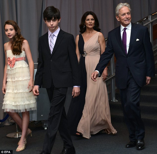 Michael Douglas được vợ Catherine Zeta-Jones v&agrave; hai con th&aacute;p t&ugrave;ng đến nhận giải thưởng Genesis