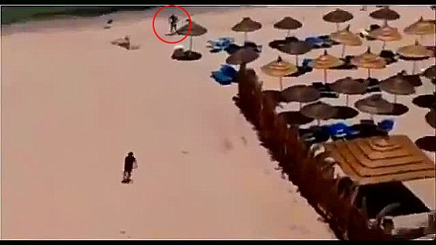 Đoạn video cho thấy Mahdi theo sau tay s&uacute;ng tr&ecirc;n b&atilde;i biển. Ảnh: Daily Mail