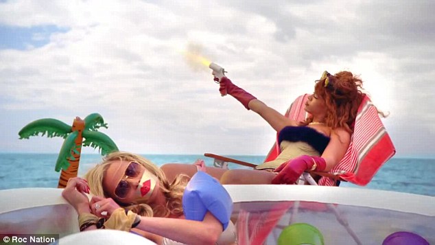 Một cảnh c&oacute; trong MV g&acirc;y tranh c&atilde;i của Rihanna