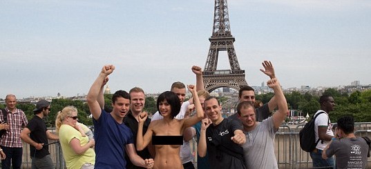 Nữ nghệ sĩ bị bắt vì khoả thân gần tháp Eiffel