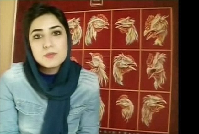 Atena Farghadani, 29 tuổi, bị buộc tội thiếu đứng đắn sau khi bắt tay nam luật sư