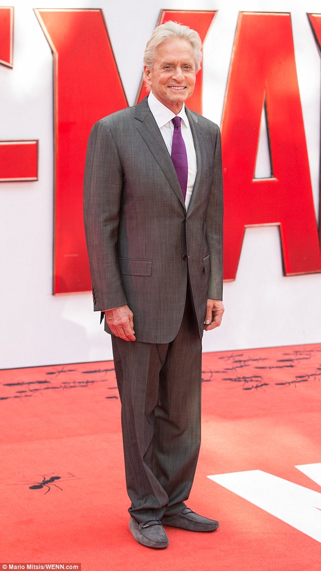 Michael Douglas lịch lãm với vest