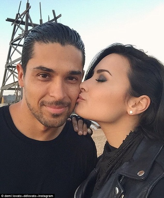 Demi Lovato và bạn trai hơn cô 12 tuổi.