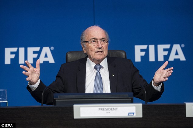 &Ocirc;ng Sepp Blatter kh&ocirc;ng hiểu chuyện g&igrave; đ&atilde; xảy ra