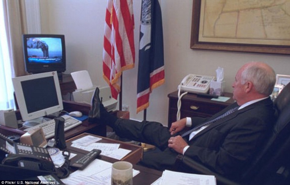 Trong một bức ảnh, Ph&oacute; Tổng thống Dick Cheney thẫn thờ g&aacute;c ch&acirc;n l&ecirc;n b&agrave;n sau khi xem chương tr&igrave;nh thời sự trực tiếp về cuộc tấn c&ocirc;ng khủng bố ng&agrave;y 11-9. Chiếc m&aacute;y bay đầu ti&ecirc;n đ&acirc;m v&agrave;o t&ograve;a th&aacute;p ph&iacute;a Bắc của Trung t&acirc;m Thương mại Thế giới l&uacute;c 8 giờ 46 ph&uacute;t, chiếc m&aacute;y bay thứ hai tấn c&ocirc;ng t&ograve;a th&aacute;p ph&iacute;a Nam l&uacute;c 9 giờ 3 ph&uacute;t.