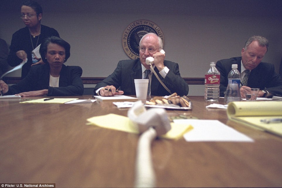 V&agrave;o ng&agrave;y khủng bố tấn c&ocirc;ng 2 t&ograve;a th&aacute;p, &ocirc;ng Cheney quản l&yacute; tại Nh&agrave; Trắng do Tổng thống Bush đến thăm trường học ở Sarasota, Florida.