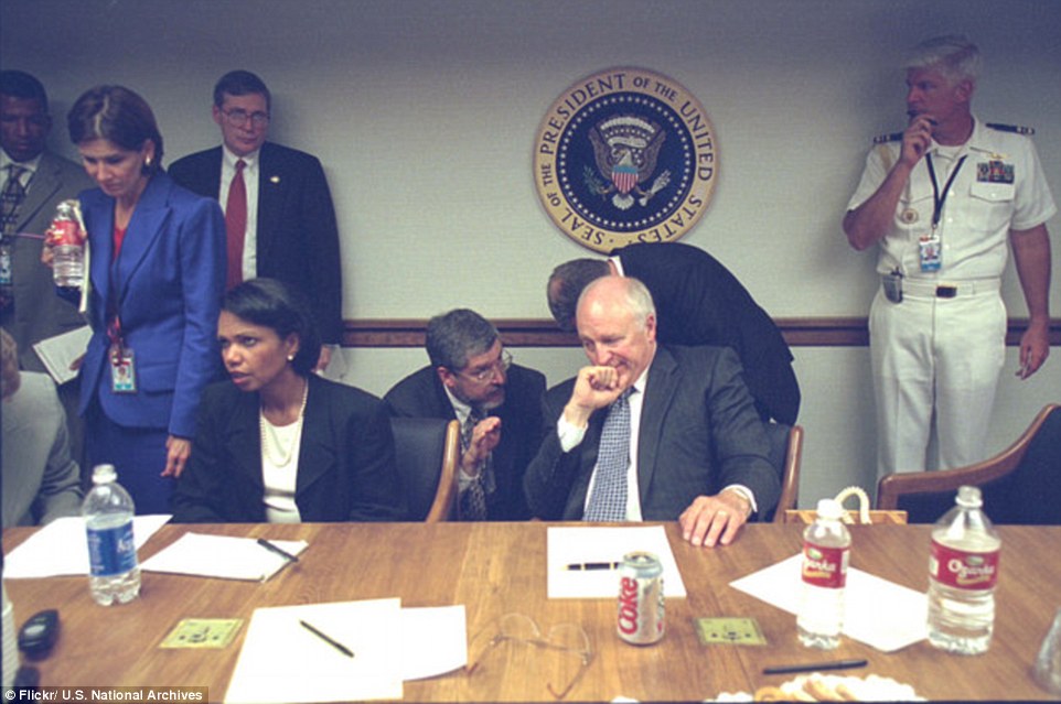 &Ocirc;ng chống cằm tư lự trong khi nghe luật sư David Addington tư vấn ph&aacute;p l&yacute;