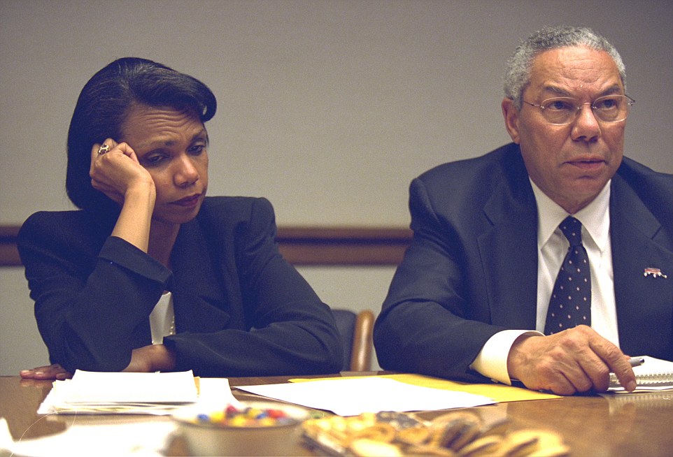 B&agrave; Condoleezza Rice v&agrave; &ocirc;ng Colin Powell &ndash; l&uacute;c đ&oacute; l&agrave; Bộ trưởng Ngoại giao &ndash; tại PEOC ở Washington trong những giờ sau vụ tấn c&ocirc;ng 11-9.