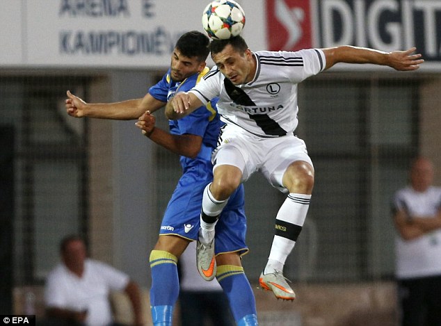 Một pha tranh bóng quyết liệt trong trận Legia Warsaw(áo trắng) - Kukesi