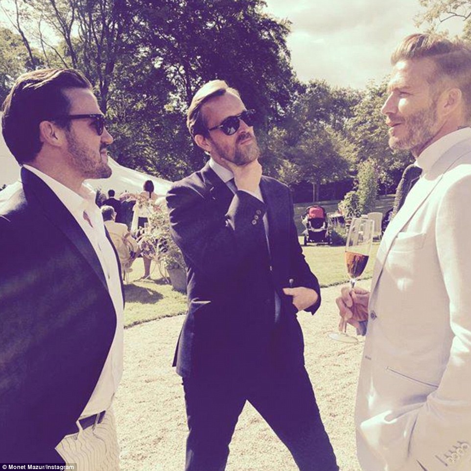 David Beckham tr&ograve; chuyện c&ugrave;ng c&aacute;c kh&aacute;ch mời kh&aacute;c