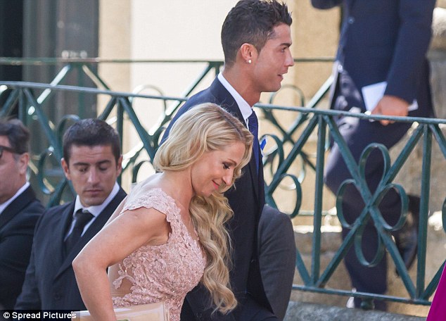 Ronaldo đến dự đám cưới ông Mendes