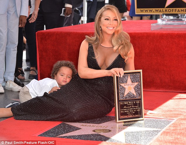 Moroccan nằm lu&ocirc;n l&ecirc;n ch&acirc;n mẹ