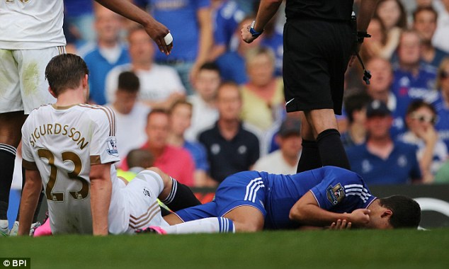 Hazard nằm s&acirc;n v&agrave; phản ứng của HLV Mourinho khi Carneiro v&agrave;o chăm s&oacute;c cho anh