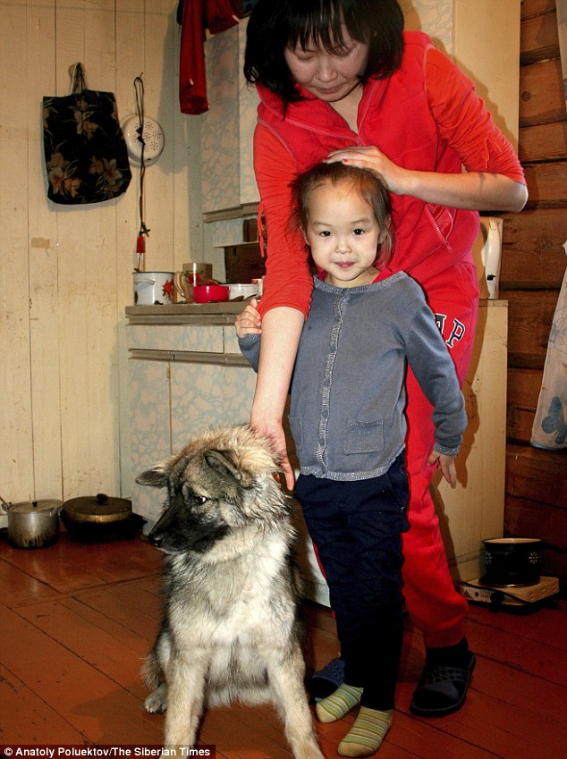 Mẹ Talina v&agrave; con g&aacute;i Karina c&ugrave;ng ch&uacute; ch&oacute; Naida. Ảnh: Siberian Times