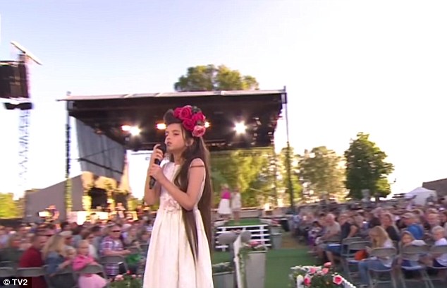 Angelina Jordan, 8 tuổi, tr&igrave;nh diễn trước h&agrave;ng ng&agrave;n kh&aacute;n giả