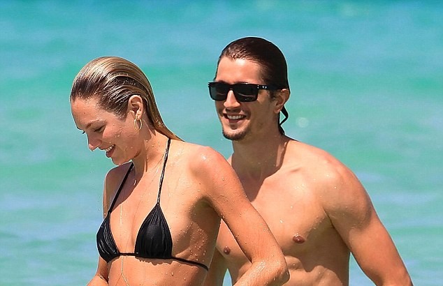 Candice Swanepoel, &ldquo;thi&ecirc;n thần&rdquo; của nh&atilde;n hiệu nội y danh tiếng Victorias Secret đ&atilde; đ&iacute;nh h&ocirc;n c&ugrave;ng bạn trai Hermann Nicoli