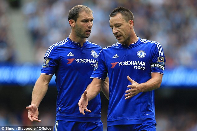 Ivanovic v&agrave; Terry trong trận thua Man City ở v&ograve;ng 2