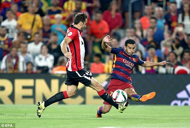 Pedro (phải) kh&ocirc;ng c&ograve;n hạnh ph&uacute;c với Barcelona