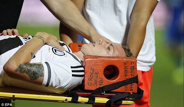 Tiền vệ Legia - Ondrej Duda - được đưa ra khỏi sân sau khi bị thương vì một hòn đá trong trận Legia gặp Kukesi hồi tháng trước