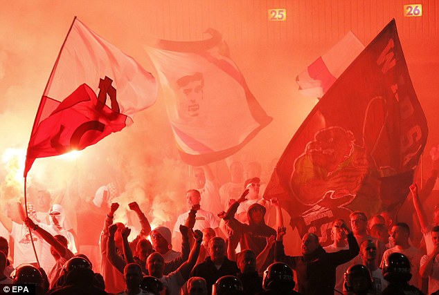 CĐV đội khách đốt pháp sáng sau khi Legia có bàn thắng