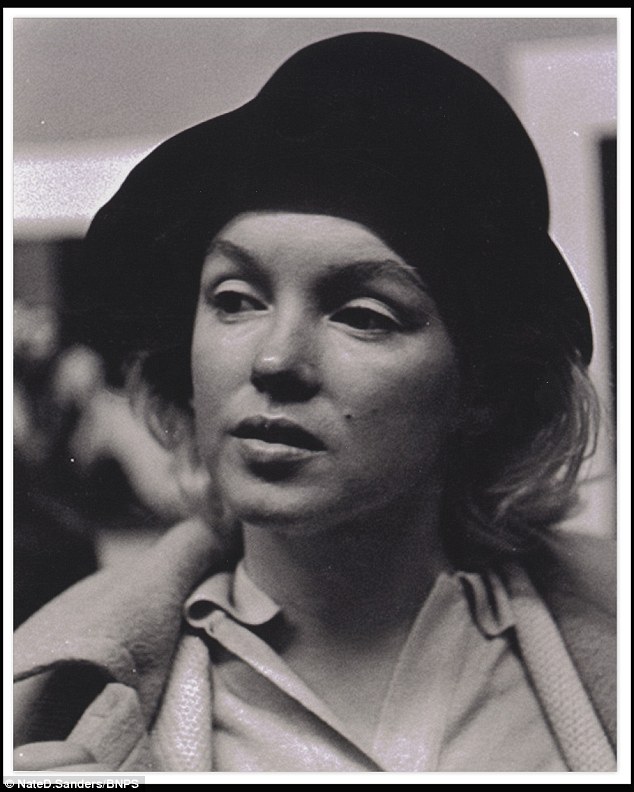 Marilyn Monroe và nón đen đắt giá