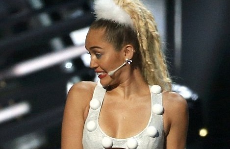 Miley Cyrus lại bị chỉ trích dữ dội vì quá hở