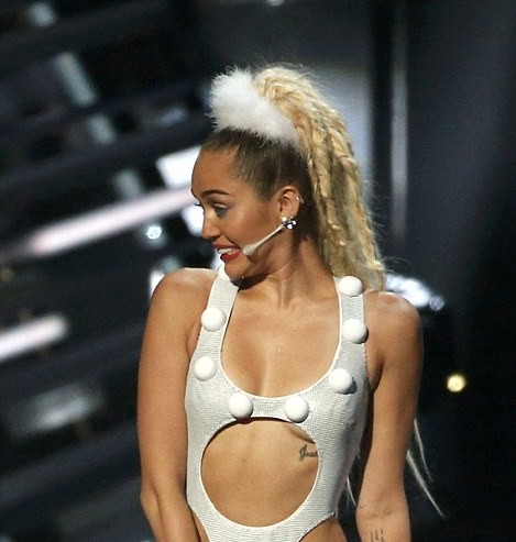 Miley Cyrus tại Lễ trao Giải MTV Video Music 2015
